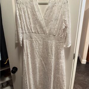 Elegant White Lace V-Neck Women's Dress